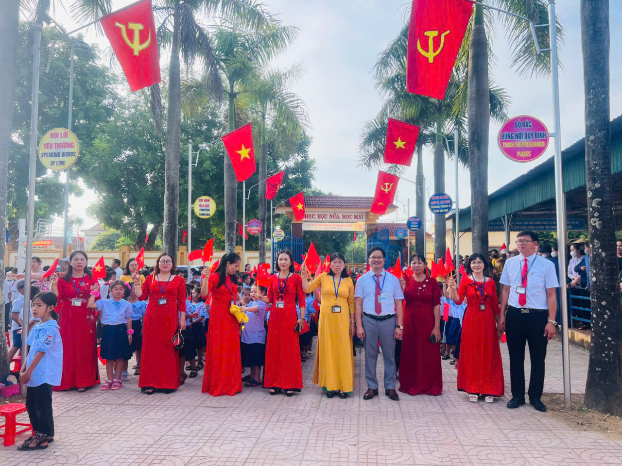 Hình ảnh Thầy Hiệu trưởng đón chào các em lớp 1 năm học 2024-2025