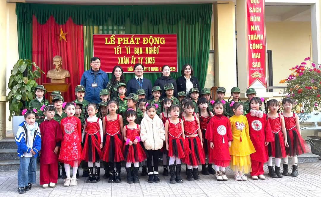 Ban giám hiệu và các em đôị văn nghệ của trường