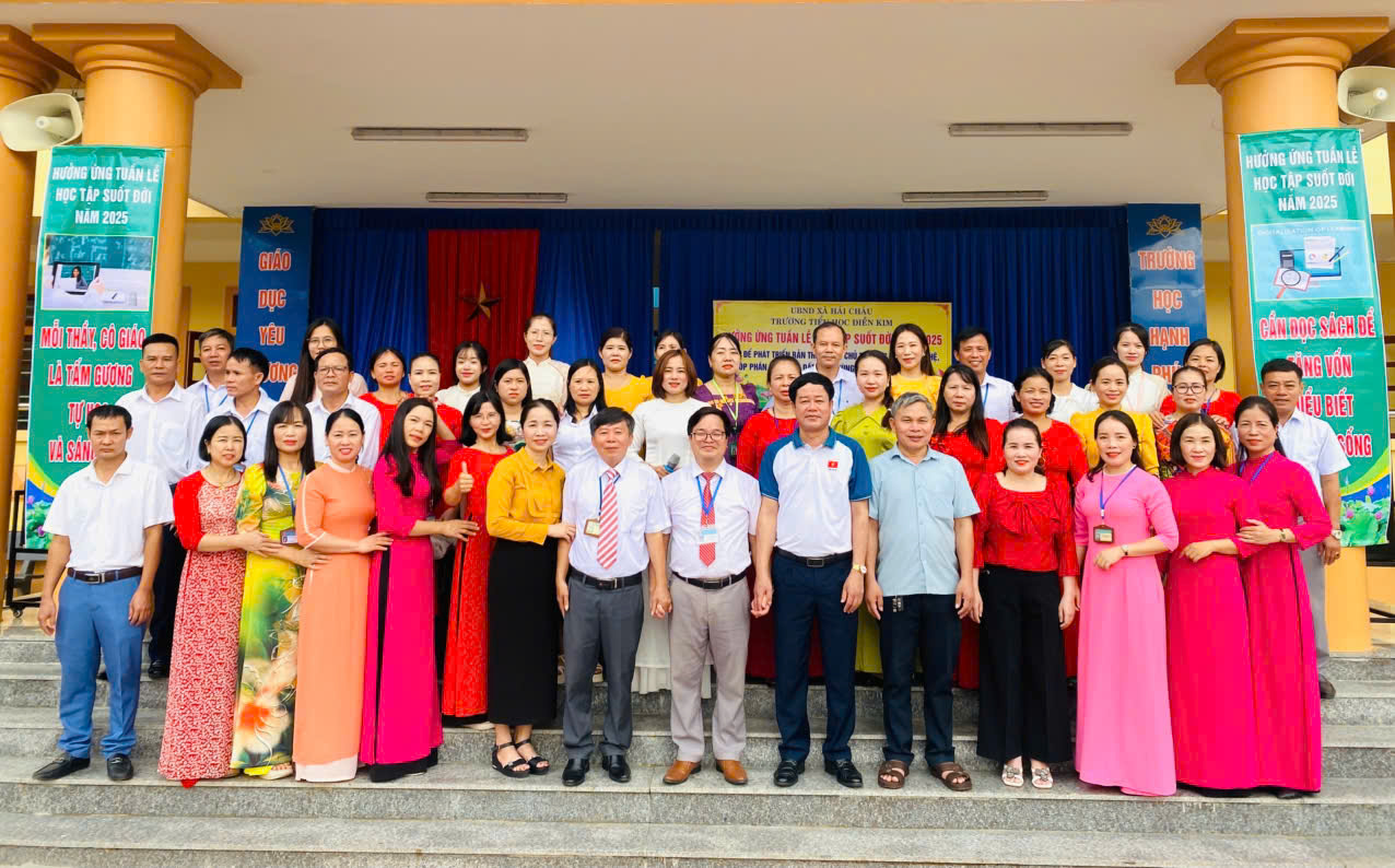 Đại biểu và các thầy cô giáo dự buổi lễ