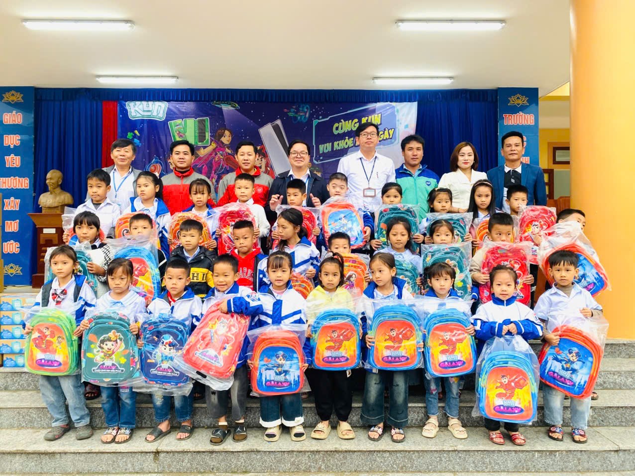 Trao tặng sữa Kun và Mũ bảo hiểm cho học sinh