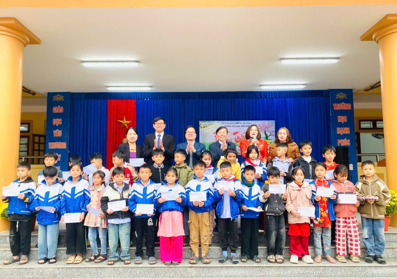 ẢNH TRAO QUÀ TẾT